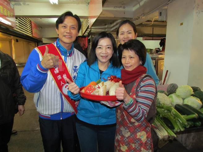 高婉倩拜票:和朱立倫一起努力 民眾熱情支持 高婉倩拜票:和朱立倫一起努力 民眾熱情支持