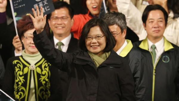 蔡英文續(xù)回避“九二共識” 島內(nèi)媒體接連發(fā)聲警告味濃 蔡英文續(xù)回避“九二共識” 島內(nèi)媒體接連發(fā)聲警告味濃