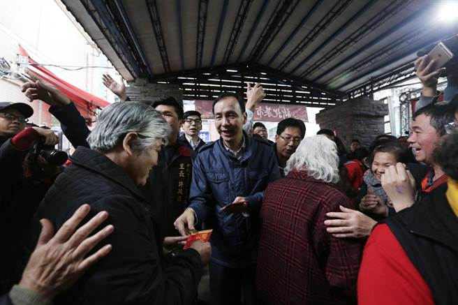 新北市長(zhǎng)朱立倫走訪市場(chǎng)發(fā)紅包人潮擠爆(圖) 新北市長(zhǎng)朱立倫走訪市場(chǎng)發(fā)紅包人潮擠爆(圖)