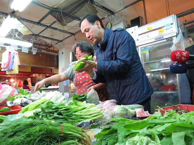 新北市長(zhǎng)朱立倫走訪市場(chǎng)發(fā)紅包人潮擠爆(圖) 新北市長(zhǎng)朱立倫走訪市場(chǎng)發(fā)紅包人潮擠爆(圖)