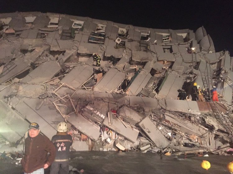 臺(tái)灣凌晨發(fā)生6.4級(jí)地震 臺(tái)南多處大樓傾倒(組圖) 臺(tái)灣凌晨發(fā)生6.4級(jí)地震 臺(tái)南多處大樓傾倒(組圖)