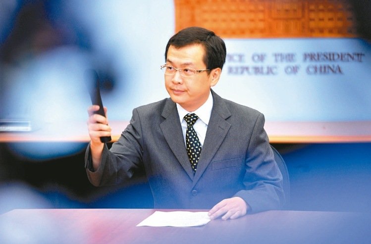 羅智強(qiáng)批"小蔡英文"投機(jī)政客:選前喊廢死 選后裝死 羅智強(qiáng)批"小蔡英文"投機(jī)政客:選前喊廢死 選后裝死