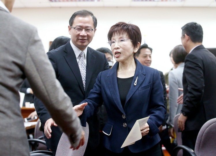 洪秀柱出席黨團(tuán)大會 稱樂見綠營"兩岸監(jiān)督條例"轉(zhuǎn)彎 洪秀柱出席黨團(tuán)大會 稱樂見綠營"兩岸監(jiān)督條例"轉(zhuǎn)彎