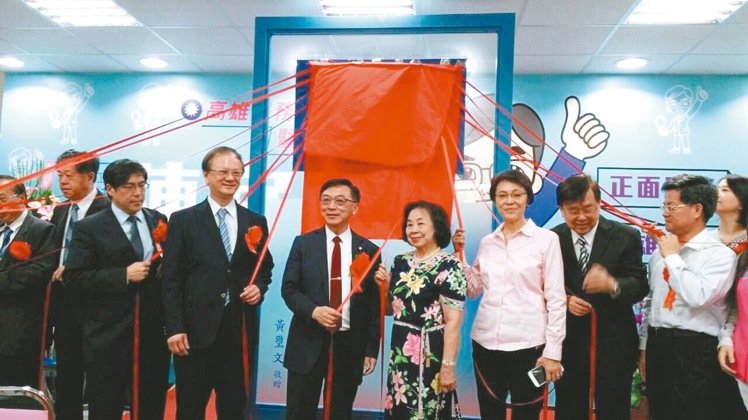 國民黨不分區(qū)“立委”陳宜民(右五)高雄服務處10日舉行揭幕儀式 國民黨不分區(qū)“立委”陳宜民(右五)高雄服務處10日舉行揭幕儀式