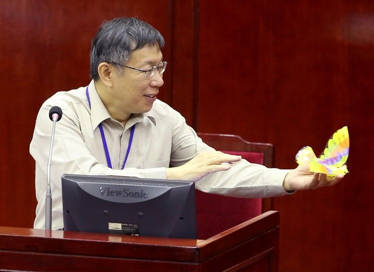 議員送電動(dòng)鴿給柯文哲 吁不要放市民鴿子(圖) 議員送電動(dòng)鴿給柯文哲 吁不要放市民鴿子(圖)