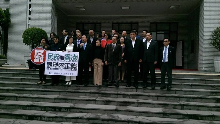 國民黨團(tuán)退場抗議 國民黨團(tuán)退場抗議