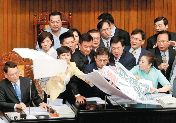 學(xué)當(dāng)在野黨 國(guó)民黨團(tuán)首次占領(lǐng)“立法院”主席臺(tái) 學(xué)當(dāng)在野黨 國(guó)民黨團(tuán)首次占領(lǐng)“立法院”主席臺(tái)