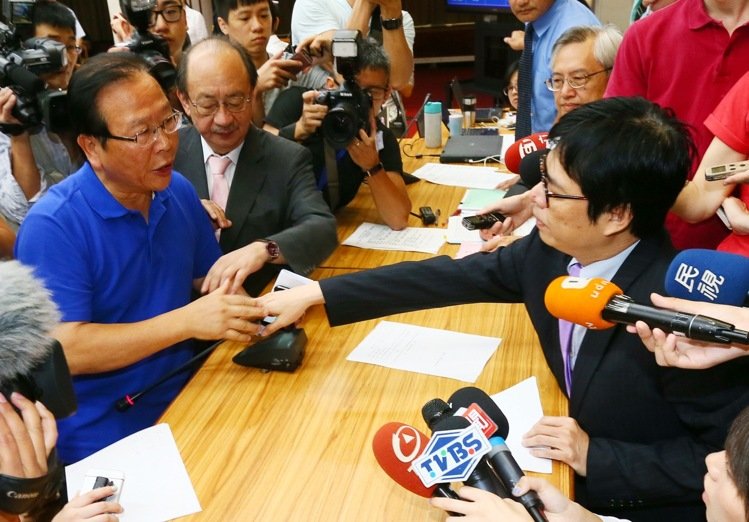 藍(lán)綠因黨產(chǎn)案爆沖突 國(guó)民黨"立委"吁黨內(nèi)速開(kāi)共識(shí)會(huì) 藍(lán)綠因黨產(chǎn)案爆沖突 國(guó)民黨"立委"吁黨內(nèi)速開(kāi)共識(shí)會(huì)