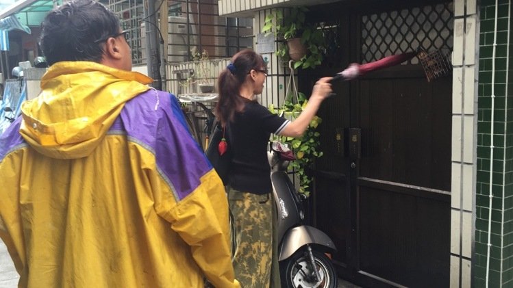 洪素珠“神隱” 民眾到其住家嗆“出來面對(duì)” 洪素珠“神隱” 民眾到其住家嗆“出來面對(duì)”