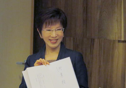 洪秀柱出席活動(dòng)并在書(shū)上簽名 洪秀柱出席活動(dòng)并在書(shū)上簽名