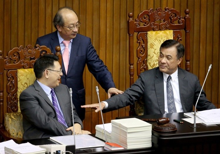 大綠小綠再鬧僵 柯建銘嗆聲“時(shí)力”:以后很難相處 大綠小綠再鬧僵 柯建銘嗆聲“時(shí)力”:以后很難相處