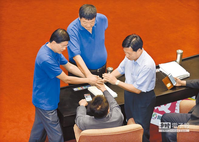 臺(tái)灣朝野因議事人員累倒停止混戰(zhàn) 蘇嘉全被批不公 臺(tái)灣朝野因議事人員累倒停止混戰(zhàn) 蘇嘉全被批不公