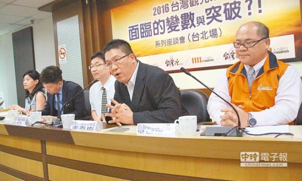 陸客赴臺(tái)減少 臺(tái)觀光業(yè)無(wú)奈自救首次發(fā)動(dòng)大規(guī)模游行 陸客赴臺(tái)減少 臺(tái)觀光業(yè)無(wú)奈自救首次發(fā)動(dòng)大規(guī)模游行