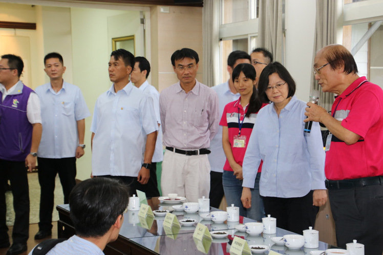 蔡英文3日下午走訪“農(nóng)委會(huì)”茶改場(chǎng)魚(yú)池分場(chǎng)了解臺(tái)茶情況 蔡英文3日下午走訪“農(nóng)委會(huì)”茶改場(chǎng)魚(yú)池分場(chǎng)了解臺(tái)茶情況