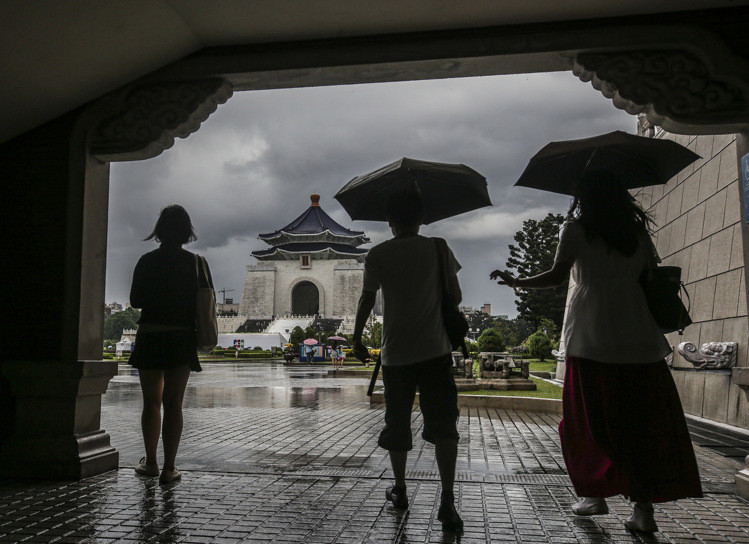 陸客赴臺人數(shù)持續(xù)下滑 臺民間組團(tuán)欲登陸拉客 陸客赴臺人數(shù)持續(xù)下滑 臺民間組團(tuán)欲登陸拉客