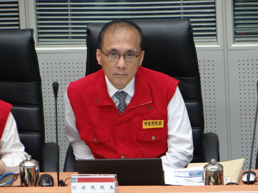 “行政院長(zhǎng)”林全中午到“中央災(zāi)害應(yīng)變中心”聆聽報(bào)告 “行政院長(zhǎng)”林全中午到“中央災(zāi)害應(yīng)變中心”聆聽報(bào)告