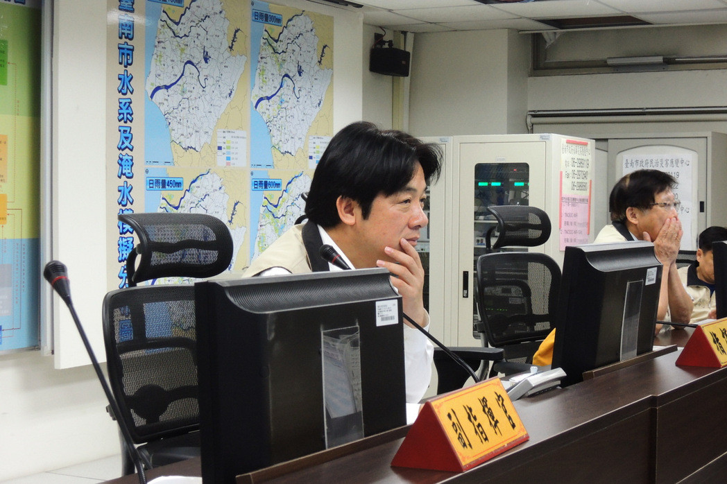 賴清德只放半天臺風(fēng)假被罵翻 網(wǎng)友給其改名"賴半天" 賴清德只放半天臺風(fēng)假被罵翻 網(wǎng)友給其改名"賴半天"