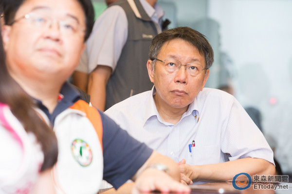 港媒:藍綠陣營如同一群禿鷹盤旋在柯文哲頭頂 港媒:藍綠陣營如同一群禿鷹盤旋在柯文哲頭頂