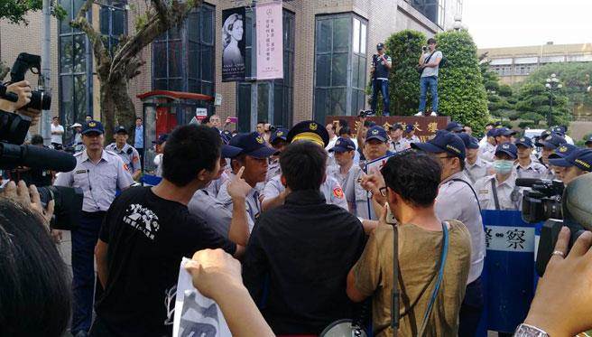 �顰һ��һ�ݡ��̈́h��7��ٵ��h�}���ڈF(tu��n)5�ո���Ӣ��ס�����h������Ӣ�Ķ��x�顰Ó���О顱