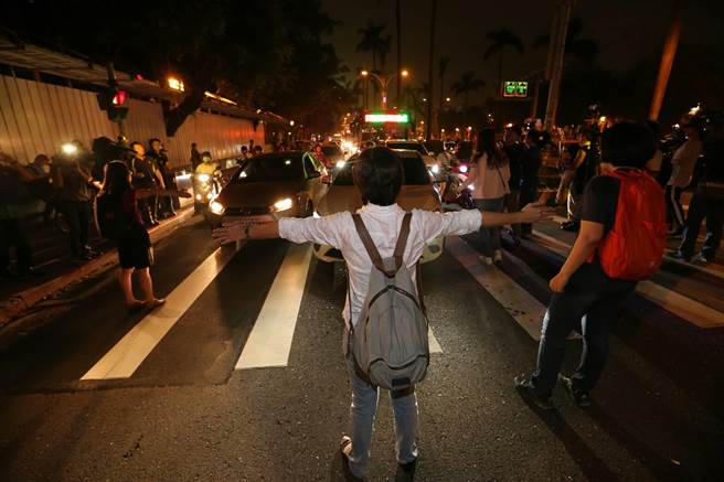 Ⱥ���������܇���c����ɽ��·�������{�?c��)˲��M���F(xi��n)����������