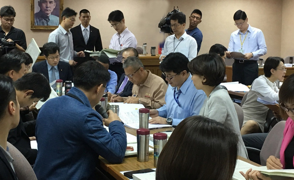 “立法院”對(duì)臺(tái)灣防務(wù)部門預(yù)算進(jìn)行逐項(xiàng)審查 “立法院”對(duì)臺(tái)灣防務(wù)部門預(yù)算進(jìn)行逐項(xiàng)審查