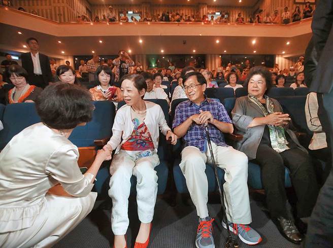 臺(tái)媒:蔡英文挾扁勢(shì)力制衡新潮流 恐怖平衡陷危機(jī) 臺(tái)媒:蔡英文挾扁勢(shì)力制衡新潮流 恐怖平衡陷危機(jī)