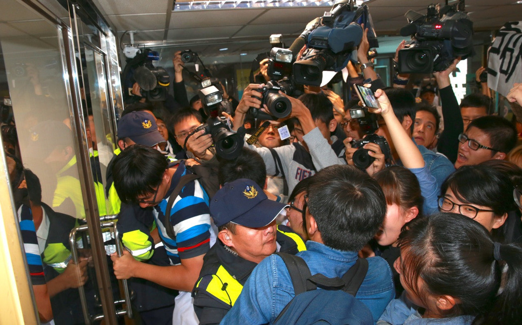 蘇嘉全吁譴責(zé)抗議青年 網(wǎng)友:民進(jìn)黨在表演各種翻臉 蘇嘉全吁譴責(zé)抗議青年 網(wǎng)友:民進(jìn)黨在表演各種翻臉