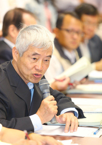 臺當局“交通部長”賀陳旦(左)資料照。(圖片來源:臺灣《聯(lián)合報》) 臺當局“交通部長”賀陳旦(左)資料照。(圖片來源:臺灣《聯(lián)合報》)