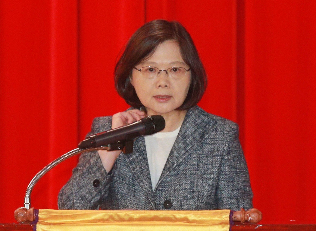 ��Ӣ��14�������ϯ���_���(d��ng)��ý�wԃ����һ��һ�ݡ����h���l(f��)�ڹ��^ʳ���h�h�}����Ӣ�ě]��푑�(y��ng)