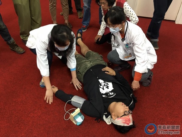 臺(tái)"立法院"會(huì)場(chǎng)爆沖突 勞團(tuán)代表絕食288小時(shí)不支倒地 臺(tái)"立法院"會(huì)場(chǎng)爆沖突 勞團(tuán)代表絕食288小時(shí)不支倒地