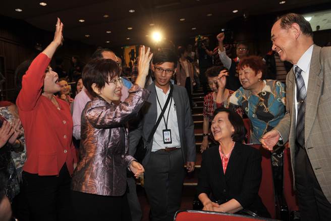 郝龍斌為國(guó)民黨捐款100萬(wàn) 洪秀柱高唱“我愛你” 郝龍斌為國(guó)民黨捐款100萬(wàn) 洪秀柱高唱“我愛你”