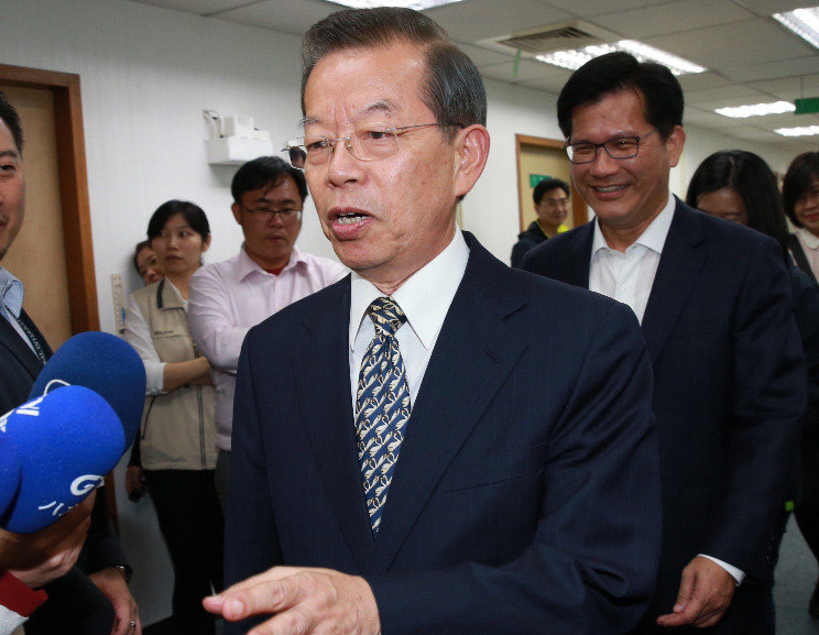 謝長廷為核災(zāi)食品背書,臺(tái)"駐日代表"變"助日代表"? 謝長廷為核災(zāi)食品背書,臺(tái)"駐日代表"變"助日代表"?