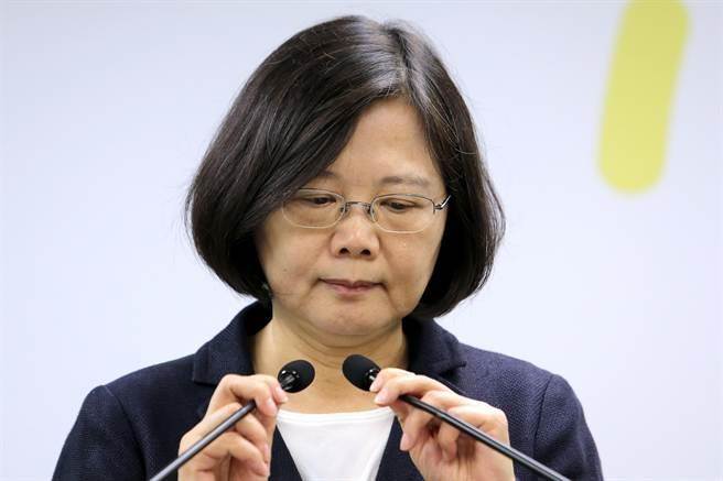 最新民調(diào):蔡英文執(zhí)政滿半年 不滿意度達(dá)58% 最新民調(diào):蔡英文執(zhí)政滿半年 不滿意度達(dá)58%