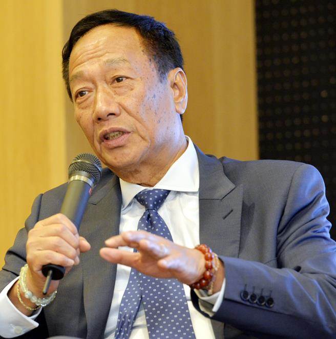 "獨(dú)派"大佬:蔡英文民調(diào)再下滑 郭臺(tái)銘參選機(jī)會(huì)更大 "獨(dú)派"大佬:蔡英文民調(diào)再下滑 郭臺(tái)銘參選機(jī)會(huì)更大