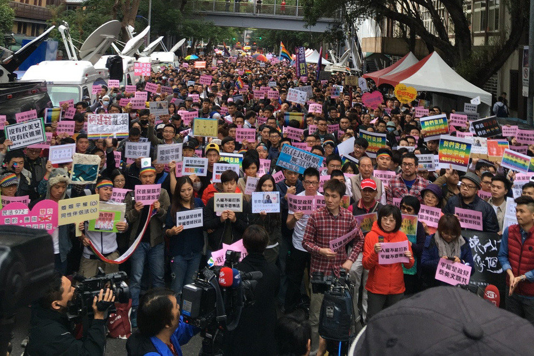 數(shù)千挺同團(tuán)體包圍“立法院” 要蔡英文落實(shí)選前承諾 數(shù)千挺同團(tuán)體包圍“立法院” 要蔡英文落實(shí)選前承諾