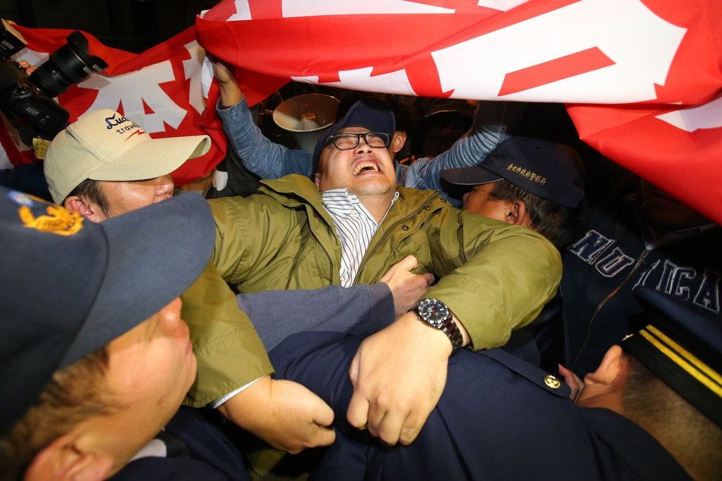 國民黨青年團(tuán)抗議核食入臺(tái) 批蔡英文媚日賣臺(tái)(圖) 國民黨青年團(tuán)抗議核食入臺(tái) 批蔡英文媚日賣臺(tái)(圖)