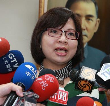 臺(tái)勞工團(tuán)體號召百人抗議砍七天假 議場前備數(shù)箱冥紙 臺(tái)勞工團(tuán)體號召百人抗議砍七天假 議場前備數(shù)箱冥紙