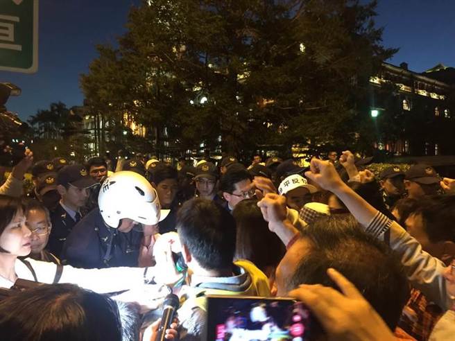 臺(tái)灣陳情群眾闖進(jìn)蔡辦 蔡英文走后門離開 臺(tái)灣陳情群眾闖進(jìn)蔡辦 蔡英文走后門離開