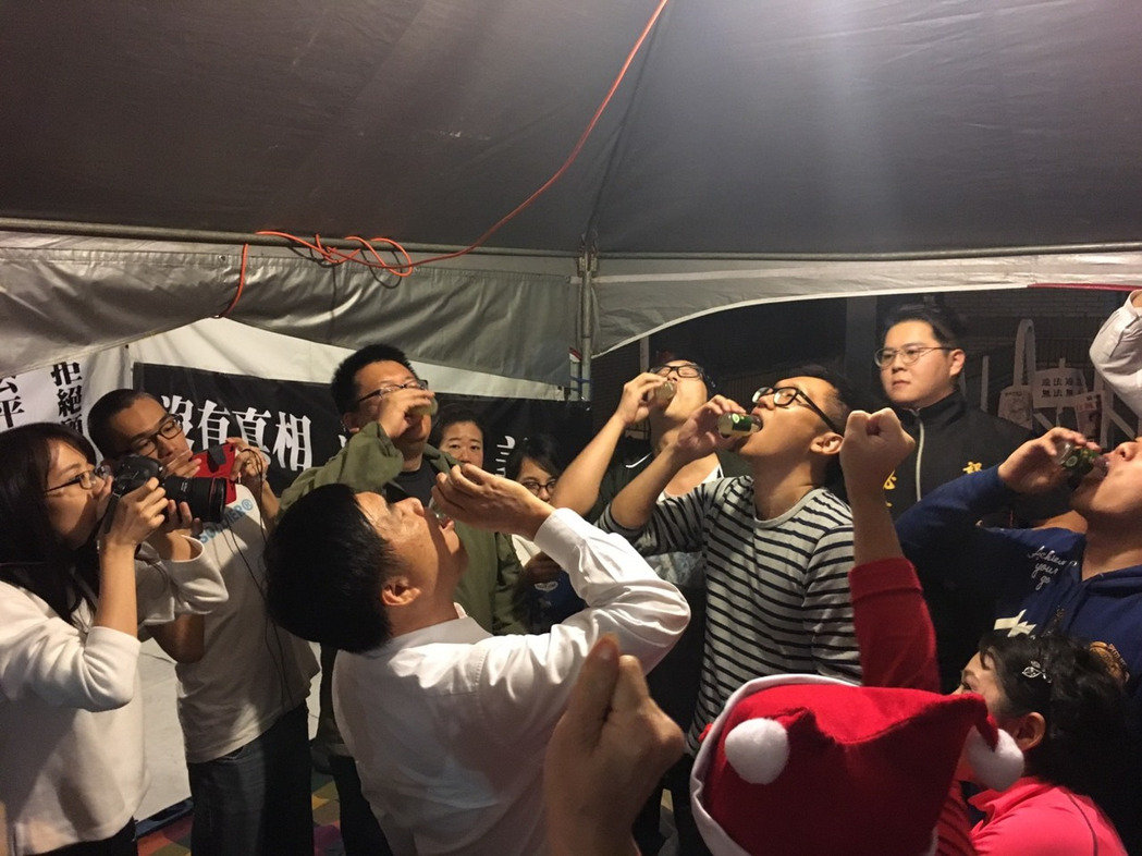 郝龍斌探視靜坐黨工:司改應(yīng)先改顧立雄這種法律人 郝龍斌探視靜坐黨工:司改應(yīng)先改顧立雄這種法律人