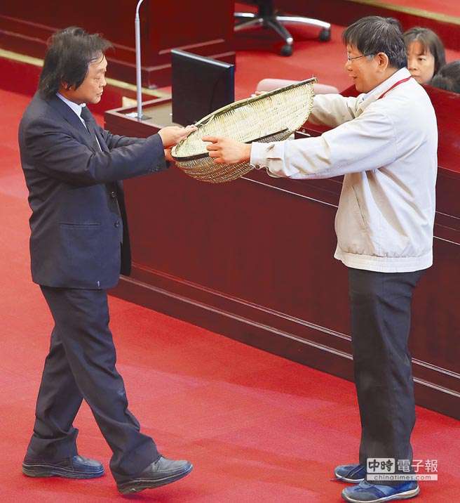 柯文哲表態(tài)要連任 民進(jìn)黨議員:未來2年不會(huì)放過他 柯文哲表態(tài)要連任 民進(jìn)黨議員:未來2年不會(huì)放過他