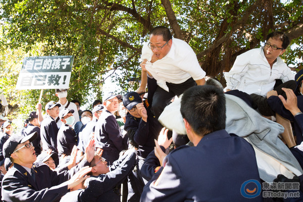 臺灣反同團體萬人占領蔡辦 要求蔡英文出面 臺灣反同團體萬人占領蔡辦 要求蔡英文出面