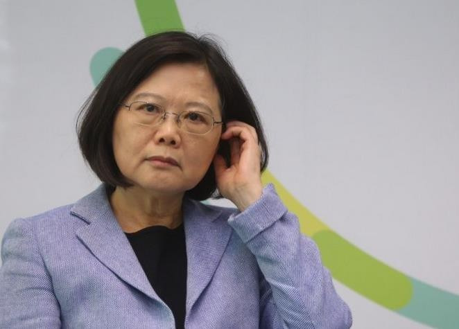 "一例一休"引民怨 蔡英文一臉無辜:為何說我爛蘋果? "一例一休"引民怨 蔡英文一臉無辜:為何說我爛蘋果?