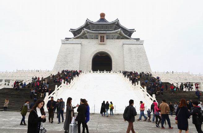 全面"去蔣化" 臺當(dāng)局宣布中正紀(jì)念堂每年228閉館1天 全面"去蔣化" 臺當(dāng)局宣布中正紀(jì)念堂每年228閉館1天