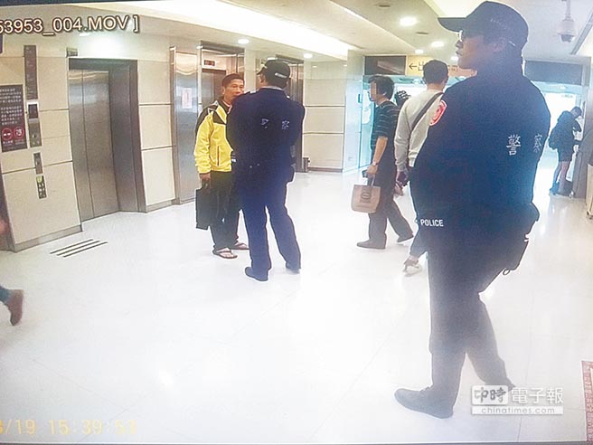 臺官員遭警員臨檢拒絕配合 網(wǎng)友酸:有民進黨證了不起 臺官員遭警員臨檢拒絕配合 網(wǎng)友酸:有民進黨證了不起