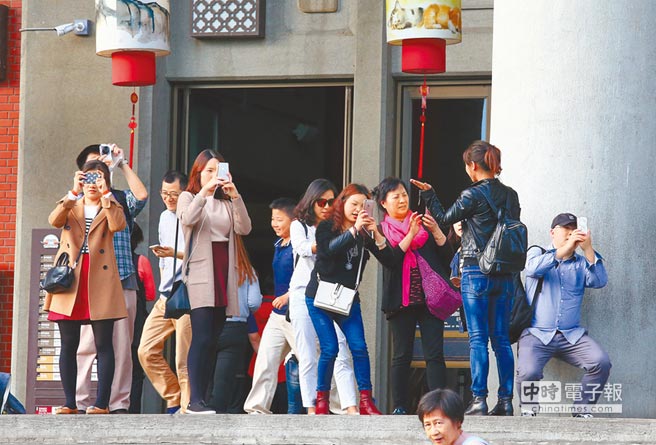 蔡英文上任以來(lái)最大跌幅:赴臺(tái)個(gè)人游陸客大減55% 蔡英文上任以來(lái)最大跌幅:赴臺(tái)個(gè)人游陸客大減55%