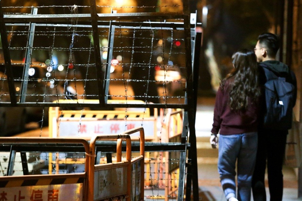 軍公教將再次發(fā)起大游行 蔡辦深夜布下拒馬嚴(yán)陣以待 軍公教將再次發(fā)起大游行 蔡辦深夜布下拒馬嚴(yán)陣以待