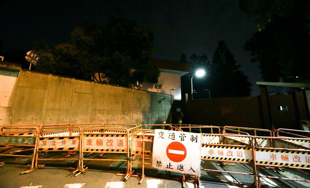 軍公教將再次發(fā)起大游行 蔡辦深夜布下拒馬嚴(yán)陣以待 軍公教將再次發(fā)起大游行 蔡辦深夜布下拒馬嚴(yán)陣以待