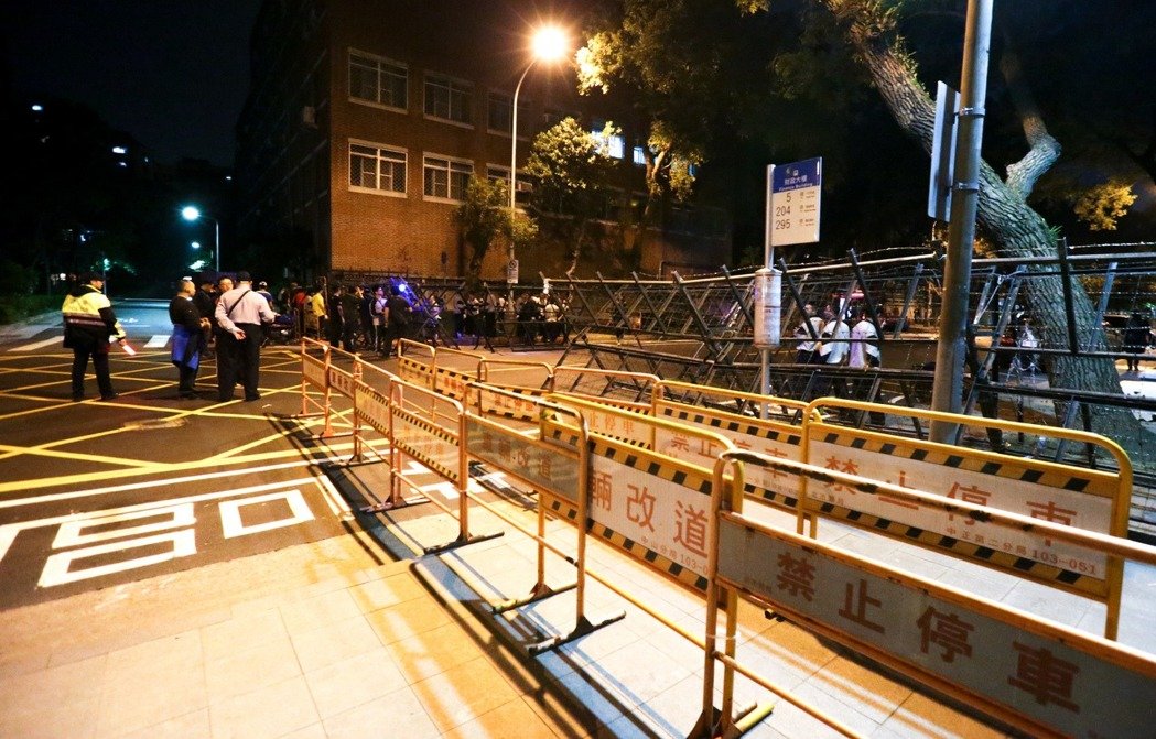 軍公教將再次發(fā)起大游行 蔡辦深夜布下拒馬嚴(yán)陣以待 軍公教將再次發(fā)起大游行 蔡辦深夜布下拒馬嚴(yán)陣以待