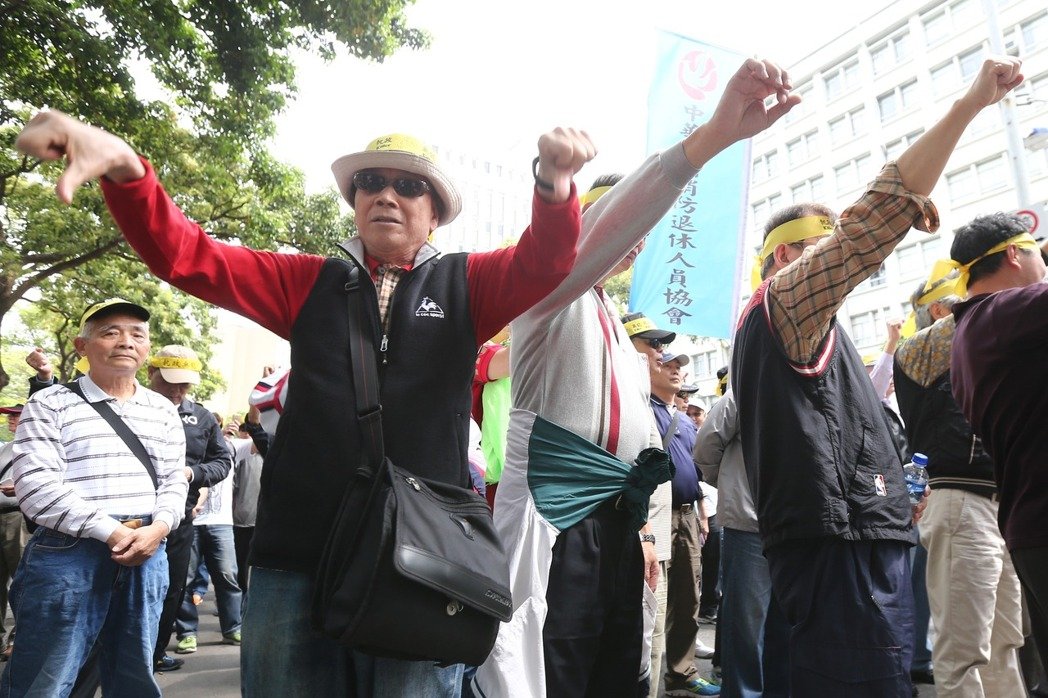 臺(tái)灣抗議群眾推倒拒馬沖突 手比“倒扁手勢(shì)”倒蔡 臺(tái)灣抗議群眾推倒拒馬沖突 手比“倒扁手勢(shì)”倒蔡