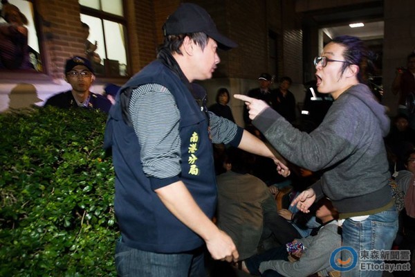 “太陽花學(xué)運”22人全無罪 臺教授嘆“糟蹋警察” “太陽花學(xué)運”22人全無罪 臺教授嘆“糟蹋警察”